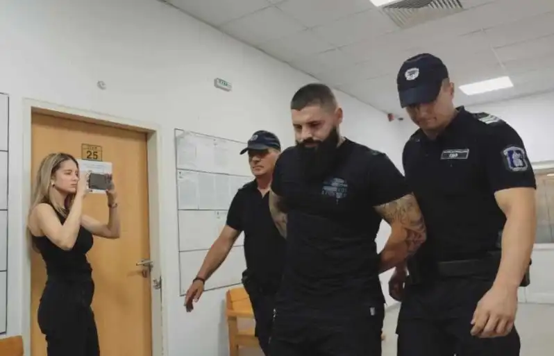 Закъсалият със здравето касапин на Дебора едва се държи на краката си, в съда обаче...