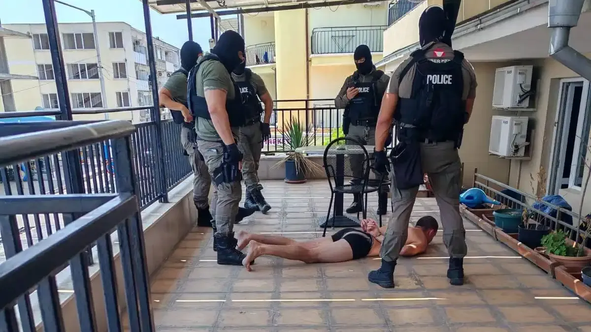 Зрелищни снимки показват как маскирани ченгета закопчаха по гащи касапина от Слънчев бряг