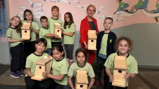 Русенски ученици изработват цветни къщички за птици