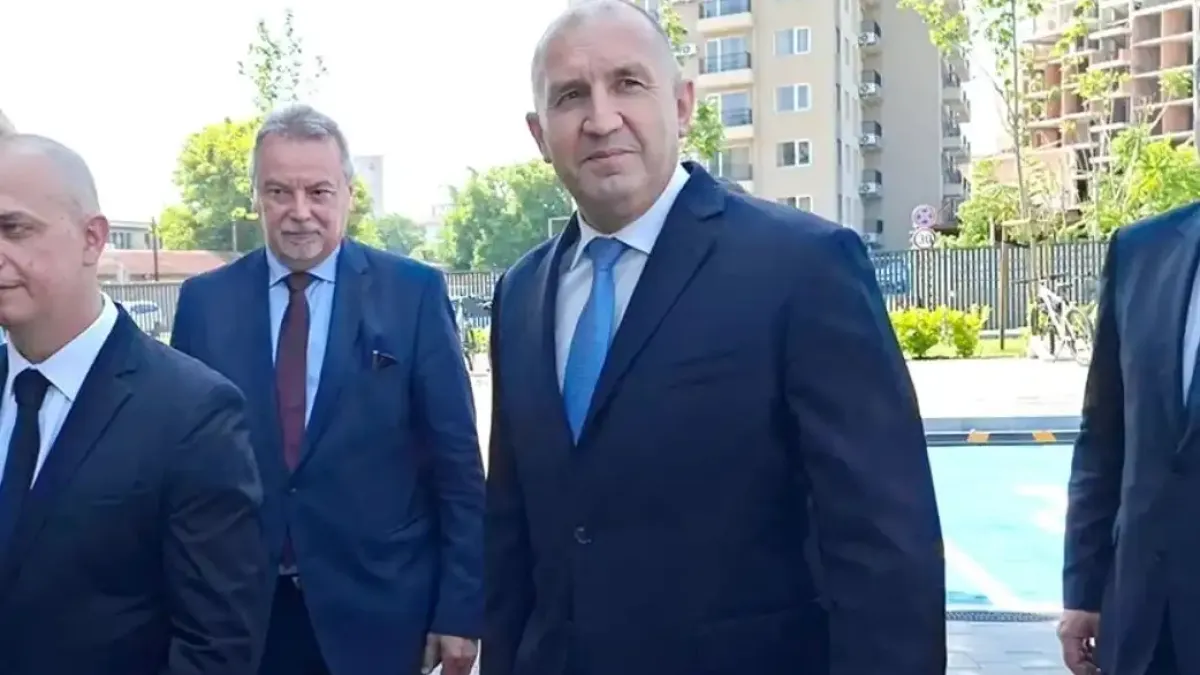 Маски долу: Политолог разкри срамната тактика на Румен Радев