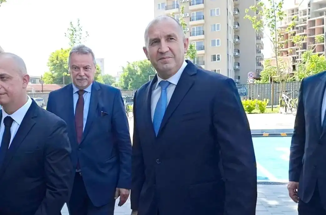 Маски долу: Политолог разкри срамната тактика на Румен Радев