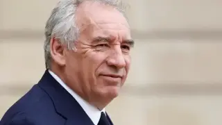 Френският премиер се заклещи в изтребител на Парижкото авиошоу Видео