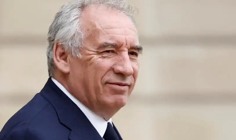 Френският премиер се заклещи в изтребител на Парижкото авиошоу Видео