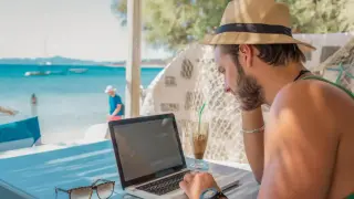 Когато тялото е в офиса, но душата вече е на плажа