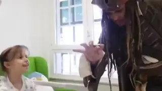 Капитан Джак Спароу посети и изненада деца в болница Видео