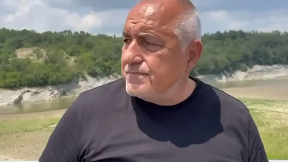 Борисов се разгорещи, почна да хвърля дрехи ВИДЕО