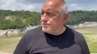 Борисов се разгорещи, почна да хвърля дрехи ВИДЕО