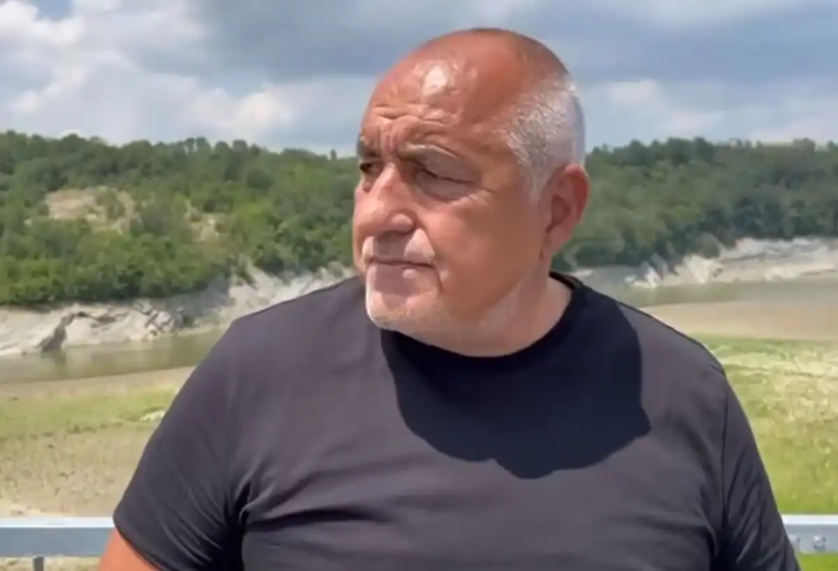 Борисов се разгорещи, почна да хвърля дрехи ВИДЕО