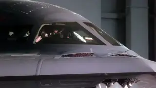 Транспортни самолети на САЩ доставят боеприпаси за B-2 Spirit Снимки