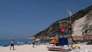 Жестока драма с момиче на "плажа на смъртта" в Гърция