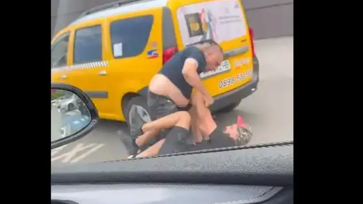 Таксиджии си спретнаха див бой пред бургаски мол, снимаха ги Видео