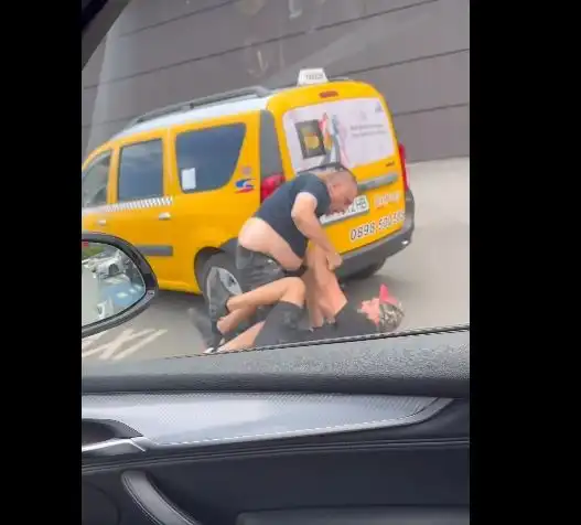 Таксиджии си спретнаха див бой пред бургаски мол, снимаха ги Видео