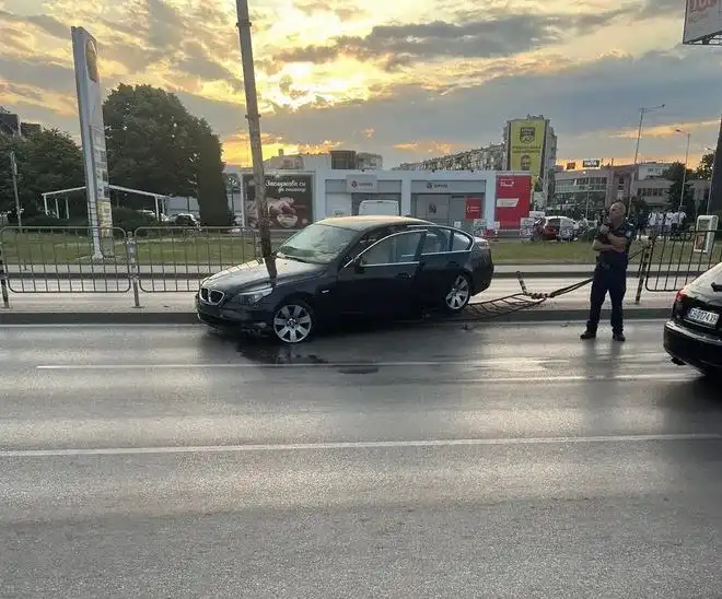Брутален удар: БМВ се размаза в стълб на столичен булевард Снимки