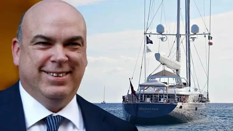 Драма в Италия: Извадиха потъналата мистериозно суперяхта на милиардера Майк Линч