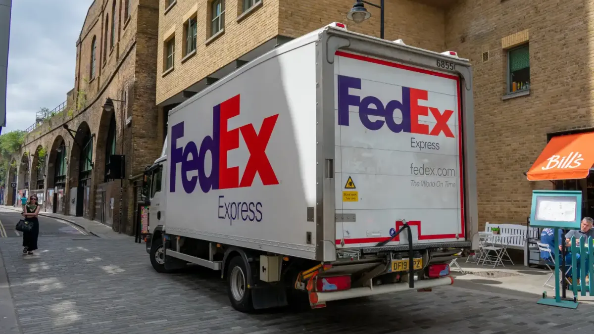 Светът потъна в скръб: Почина основателят на FedEx