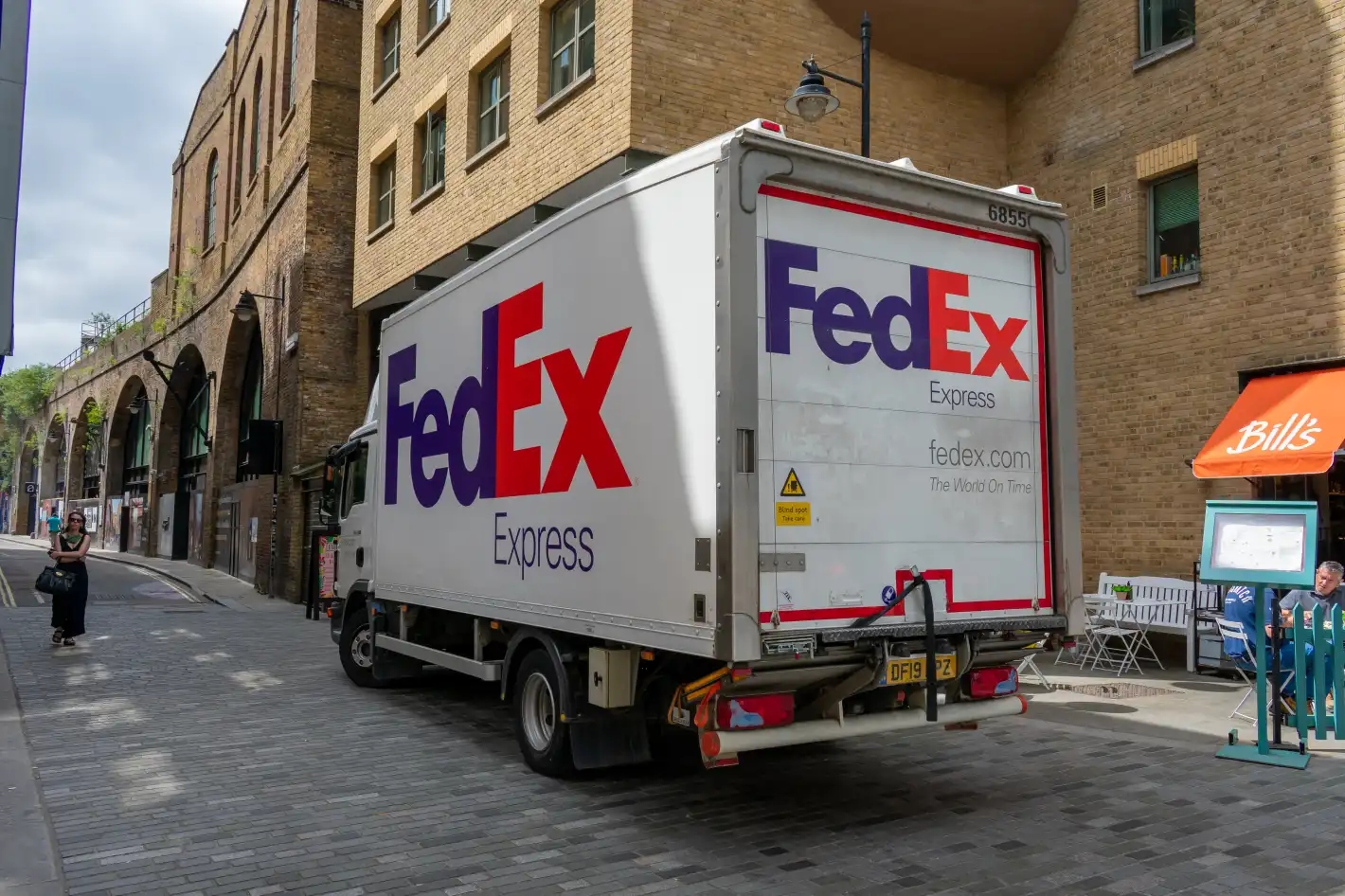 Светът потъна в скръб: Почина основателят на FedEx