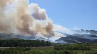 Голям пожар край Струмяни, има риск от...