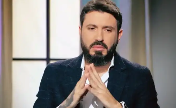 Ошушкаха Мартин Елвиса с тесте глоби за... Снимки