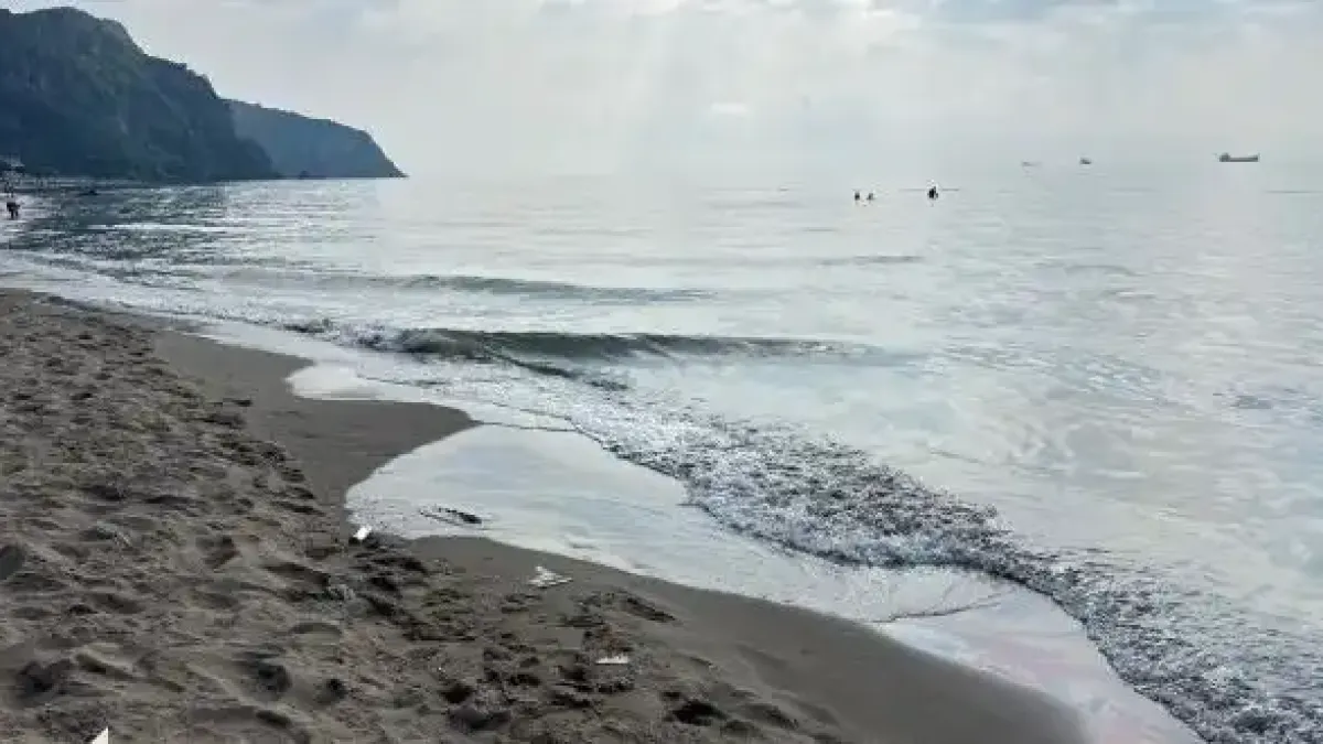 Петролен разлив евакуира плажуващи в Черно море