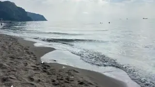 Петролен разлив евакуира плажуващи в Черно море