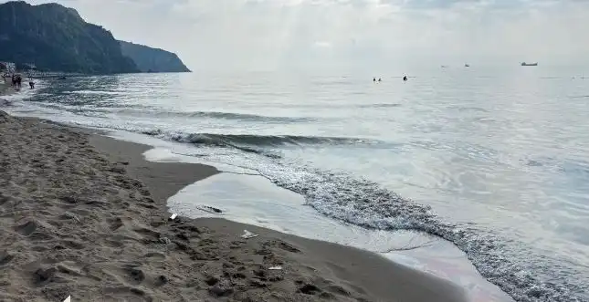 Петролен разлив евакуира плажуващи в Черно море