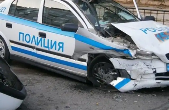 Карък: Шофьор се заби в патрулка на ключов столичен булевард