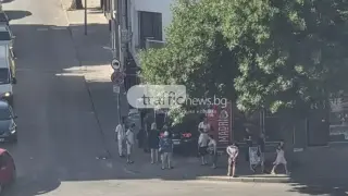 Зверска катастрофа в Пловдив: Джип се вряза в магазин, зрелищни снимки