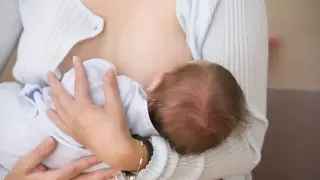 Майка стана сензация - кърми и съпруга си