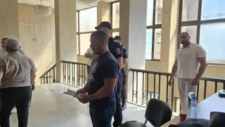 Скандален свещеник, работил за вдовицата на бай Миле, отложи делото за стрелбата срещу Митьо Очите