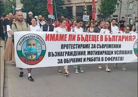 Медици и бъдещи лекари се надигнаха на протест Видео