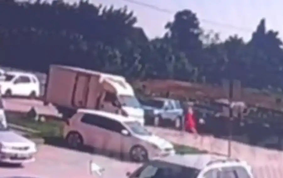 Вижте как Александра се качи в неуправляем камион и го спря Видео