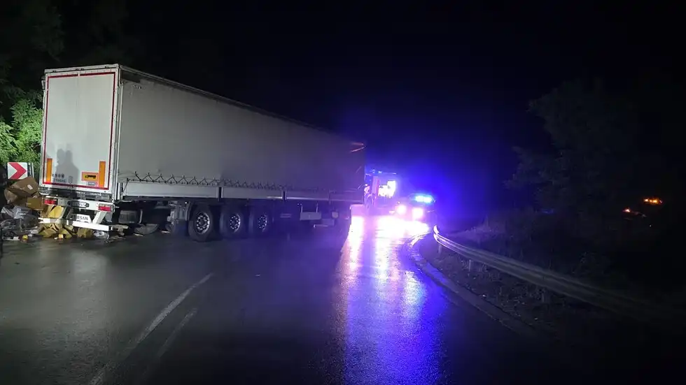 Тир с авточасти затрупа джип в Прохода на Републиката Снимки
