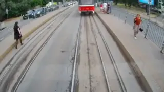 Безумие! Пенсионерка се шмугна между два трамвая, даже се скара на ватмана