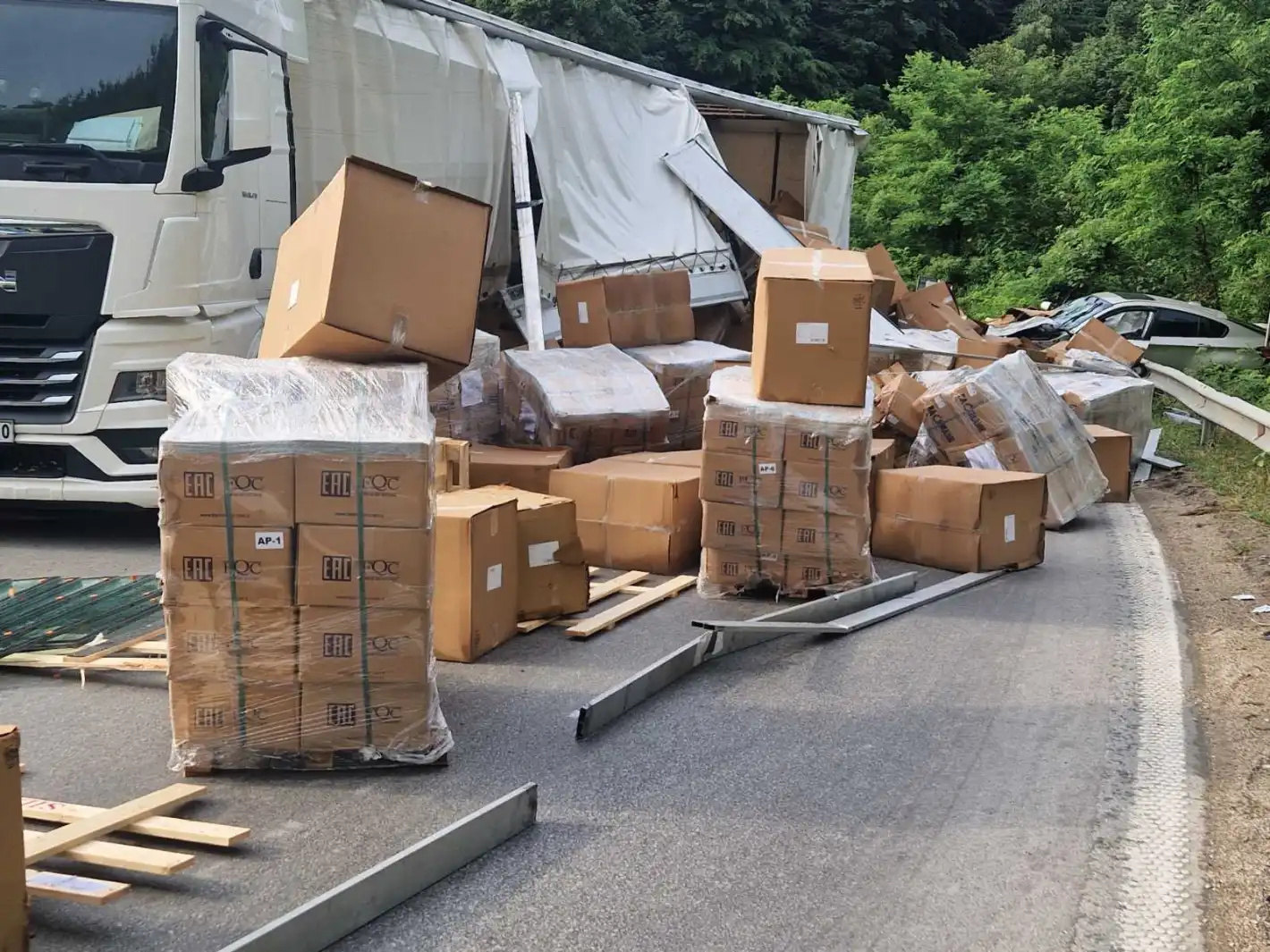 Диана Русинова с кошмарни подробности за камиона, разсипал товара си на Хаинбоаз Снимки