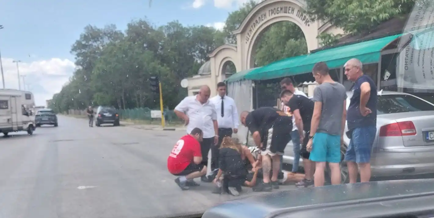 Първо в БЛИЦ! Кървав инцидент на входа на Централните софийски гробища