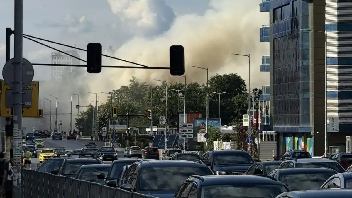 Огромен пожар в София, ключов булевард е парализиран Снимки