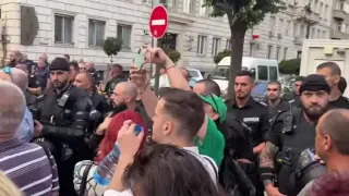Напрежение пред Столична община, горят знаме!