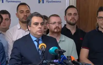 Асен Василев огласи остава ли начело на ПП, смая с коментар за оставката на Петков