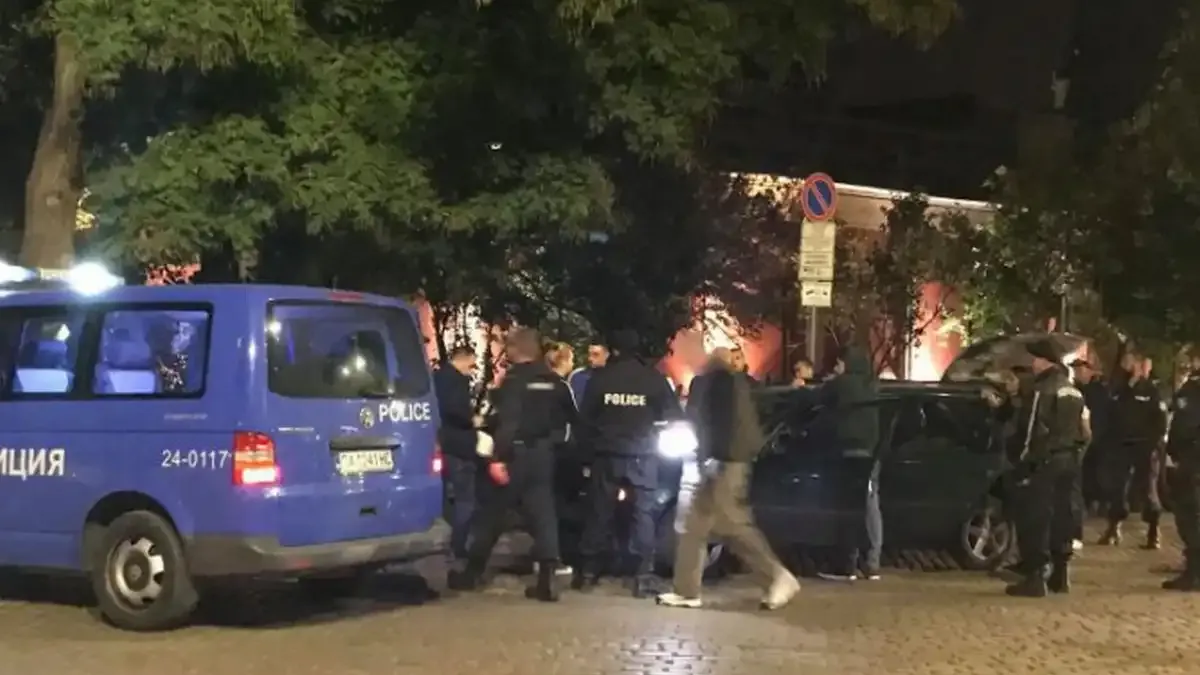 Екшън до Несебър: Швейцарски пенсионер се прави на каубой, вади пищов на загоряла двойка