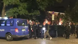 Екшън до Несебър: Швейцарски пенсионер се прави на каубой, вади пищов на загоряла двойка