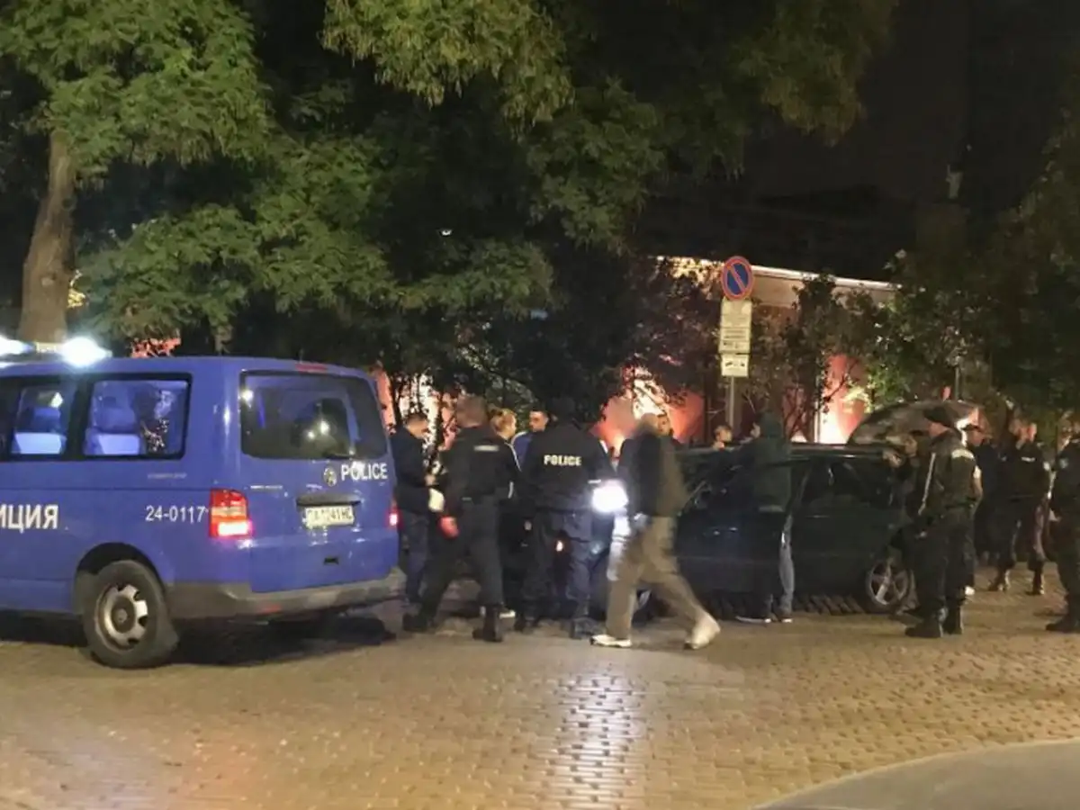В колата на 73-годишния старец ченгетата намерили две огнестрелни оръжия, единият пистолет зареден с осем патрона и още един в цевта, вторият с пълнител със седем патрона и патрон в цевта. Снимка: Флагман бг