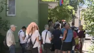 Защо електронният ТЕЛК не работи? Пациенти на опашки в жегата