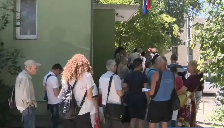 Защо електронният ТЕЛК не работи? Пациенти на опашки в жегата