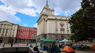 Напрежение в София: Столична община прати полиция на палатковия лагер пред Президентството