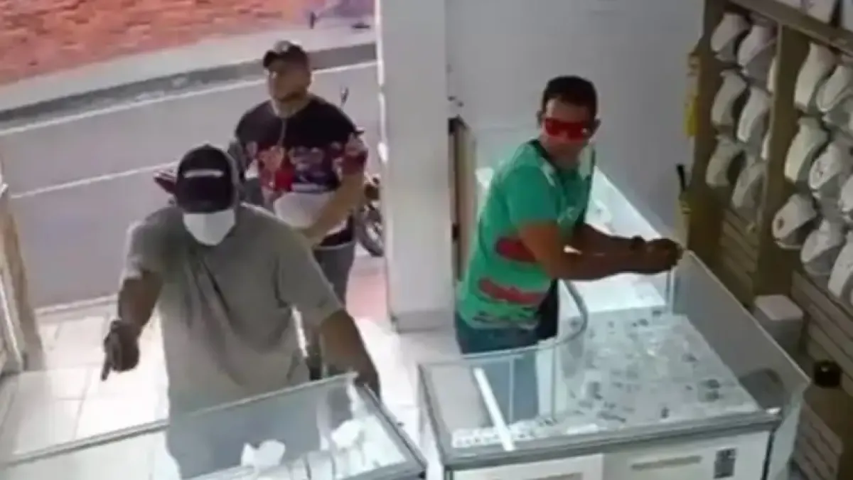Мъж се оказа между прелитащи куршуми по време на обир Видео 18+