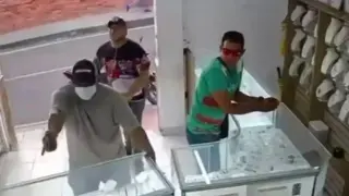 Мъж се оказа между прелитащи куршуми по време на обир Видео 18+