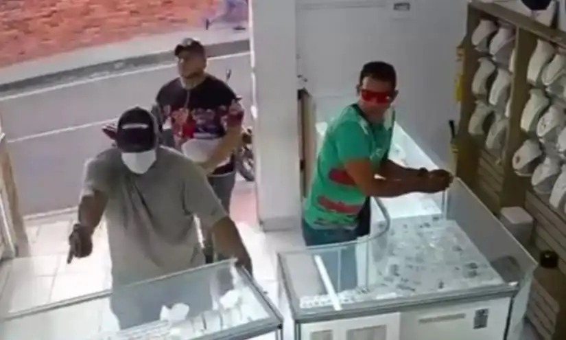 Мъж се оказа между прелитащи куршуми по време на обир Видео 18+