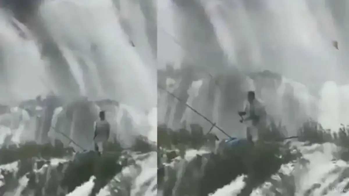 Туристи заснеха мъж, който лови риба във водопад Видео
