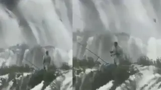 Туристи заснеха мъж, който лови риба във водопад Видео