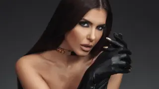 Анелия строи палата си рамо до рамо с майсторите, вижте я какво прави Снимка